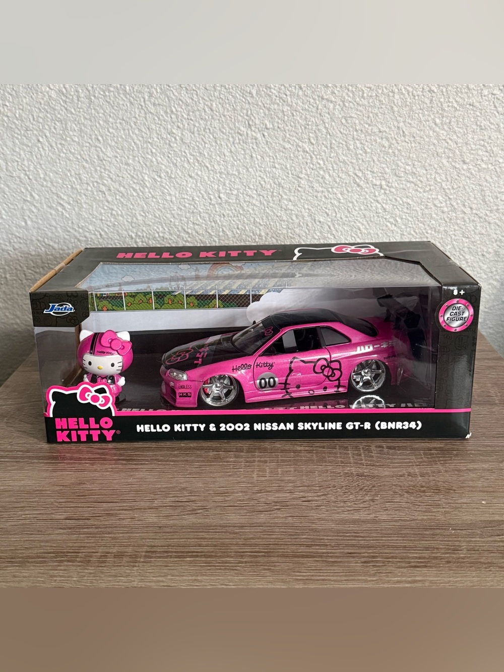 Jada Toys Hello Kitty 2002 Nissan Skyline GT-R BNR34 Diecast Touring Car PinkNEW